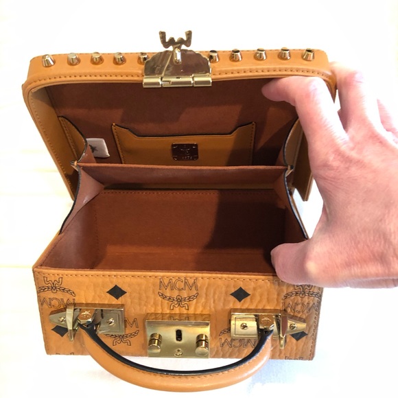 🎉2X HP🎉PRICE⬇️MCM Visetos Studded Berlin Box Bag - Picture 11 of 16